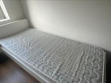 Eenpersoonsbed + matras – Schoon en in goede staat