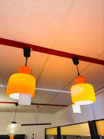 Twee oranje vintage Peil & Putzler hanglampen beschikbaar voor biedingen