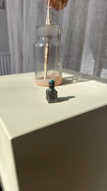 Antiek parfumflesje bella donna flesje zilver en glas beschikbaar voor biedingen