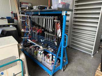 Materiaal, winkel, gereedschaprek, gereedschapwagen beschikbaar voor biedingen