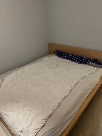 Tweepersoonsbed - Houten frame beschikbaar voor biedingen