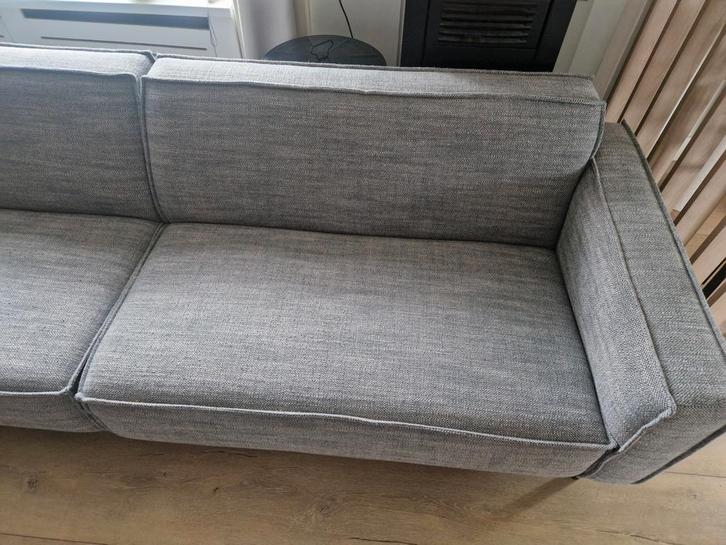 Nette lichtgrijze 4-zits bank van Leen Bakker 275 lang, Huis en Inrichting, Banken | Bankstellen, Gebruikt, Rechte bank, Vierpersoons of meer