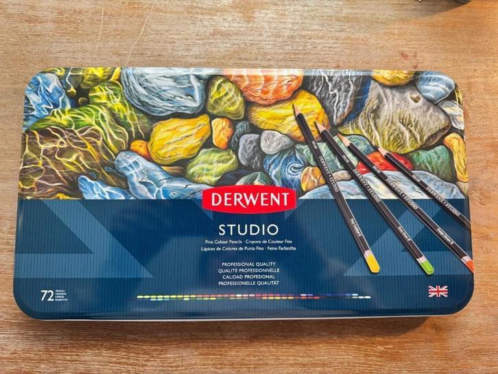 Set van 72 Derwent Studio kleurpotloden, Hobby en Vrije tijd, Tekenen, Gebruikt, Potlood of Stift, Ophalen of Verzenden