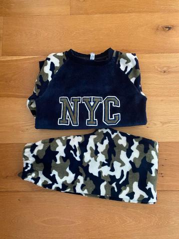Fleece pyjama maat 134 beschikbaar voor biedingen