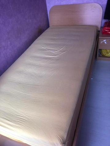 Bed nachtkastje en boekenkast beschikbaar voor biedingen