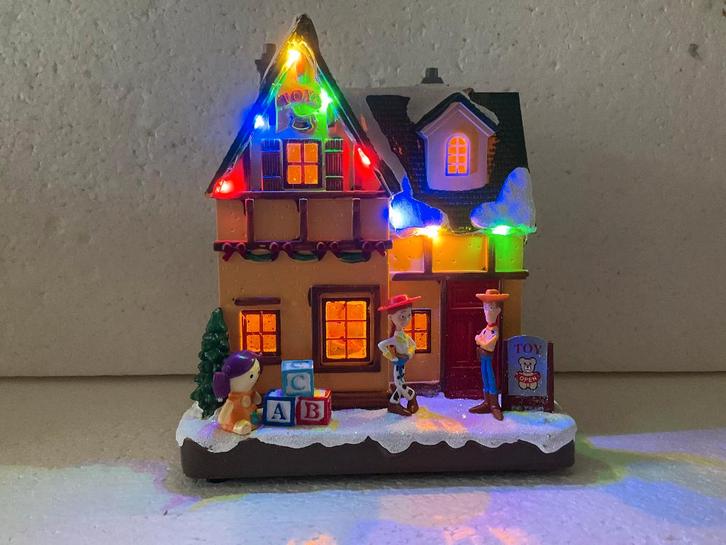 kerstdorp huis met Disney figuren : Toystory, Verzamelen, Disney, Zo goed als nieuw, Beeldje of Figuurtje, Overige figuren, Ophalen