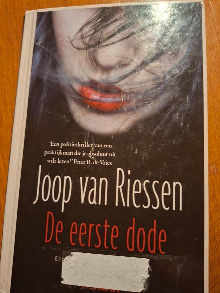 De Eerste Dode - Joop van Riessen, Boeken, Thrillers, Zo goed als nieuw, Nederland, Ophalen of Verzenden