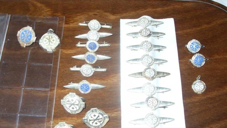 pax christi speltjes broche medailles, Verzamelen, Speldjes, Pins en Buttons, Gebruikt, Overige onderwerpen, Ophalen of Verzenden