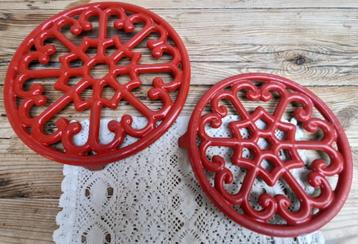 2 Franse brocante rode gietijzeren onderzetters beschikbaar voor biedingen