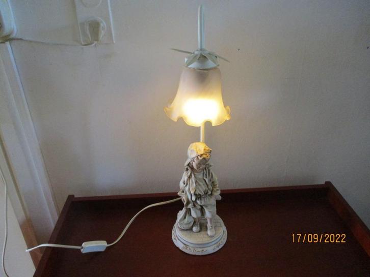 oud en mooi vintage tafellamp tafel lamp met jonga beeldje, Huis en Inrichting, Lampen | Tafellampen, Gebruikt, 50 tot 75 cm, Glas