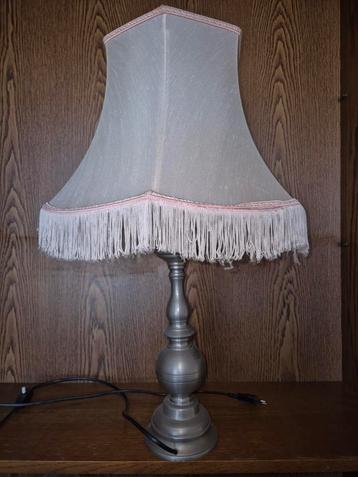 Vintage Tafellamp met Stoffen Kap en Franjes beschikbaar voor biedingen
