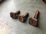 3x vintage spoorweg nagels of spijkers met nummer ‘4’ en ‘L’, Ophalen of Verzenden