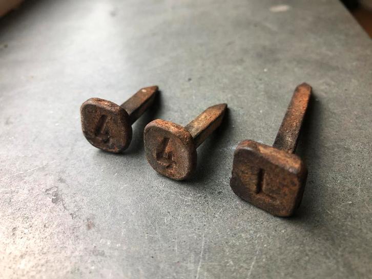 3x vintage spoorweg nagels of spijkers met nummer ‘4’ en ‘L’, Antiek en Kunst, Antiek | Overige Antiek, Ophalen of Verzenden