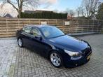 BMW 5-Serie 2.2 I 520 AUT 2004 Blauw, erg netjes! groot navi, Auto's, BMW, Beige, Blauw, Bedrijf, 170 pk