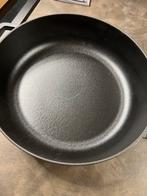 Nieuwe Staub sauteerpan 28 Chistera zwart, Huis en Inrichting, Keuken | Potten en Pannen, Gietijzer, Nieuw, Ophalen of Verzenden