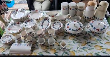 2. Dozen vol met Boerenbont servies. Van alles wat. beschikbaar voor biedingen