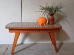 Leuk vintage houten laag bijzettafeltje schuine pootjes, Huis en Inrichting, Krukjes, Ophalen, Gebruikt, Hout