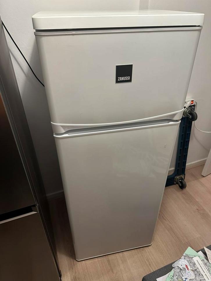 Koelvriescombinatie + gratis TV, Witgoed en Apparatuur, Koelkasten en IJskasten, Zo goed als nieuw, Met aparte vriezer, Minder dan 75 liter