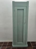 Smalle houten kast, Ophalen