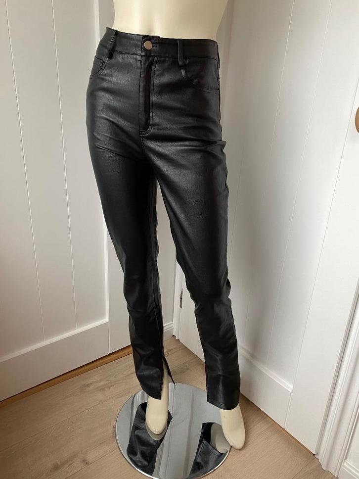 Nette kunst leren broek LOAVIES mt. S zwart met split, Kleding | Dames, Broeken en Pantalons, Zo goed als nieuw, Maat 36 (S), Zwart