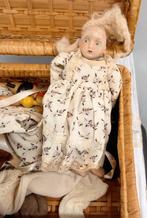 Oude of Antieke pop in koffertje met poppenkleren etc., Ophalen of Verzenden