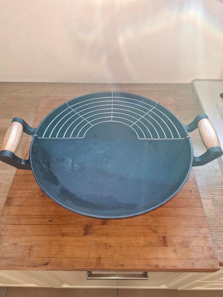 Gietijzeren wok/wadjang met rek en houten handgrepen, Huis en Inrichting, Keuken | Potten en Pannen, Zo goed als nieuw, Wok, Gietijzer
