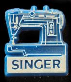 Singer naaimachine speld- blauw, Verzamelen, Speldjes, Pins en Buttons, Verzenden, Zo goed als nieuw, Merk, Speldje of Pin