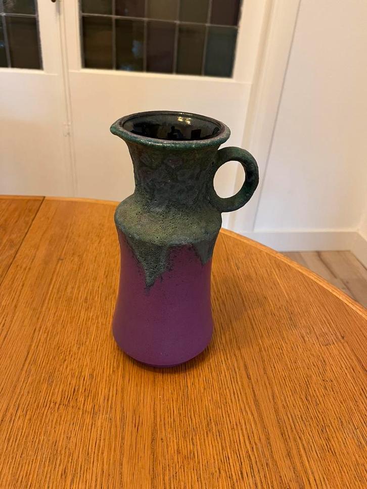 Vintage paarse vaas / kan met oor West Germany keramiek, Huis en Inrichting, Woonaccessoires | Vazen, Gebruikt, Overige kleuren