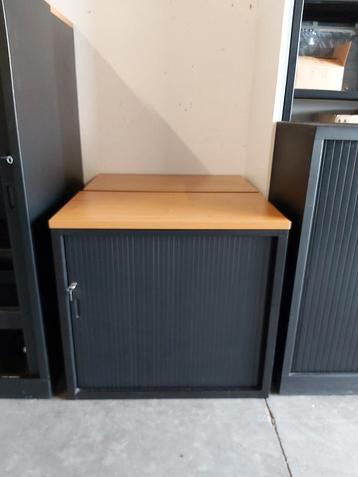 Nette archiefkasten beschikbaar voor biedingen