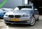 BMW 5-serie 528i Executive Aut|360 Camera|Leder|Navi|Nap!, Te koop, Zilver of Grijs, Benzine, Airconditioning