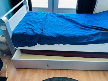 Eenpersoons bed met onderlade waar ook een matras in past.