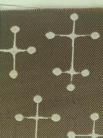 Maharam Dot Pattern 003; groen+beige; restant meubelstof beschikbaar voor biedingen