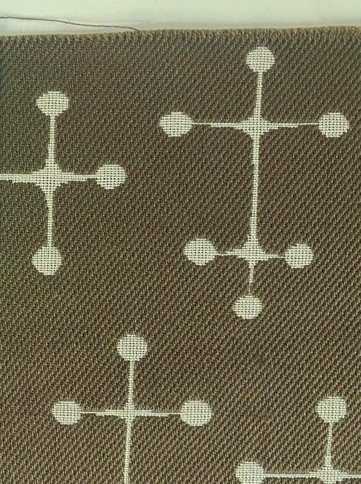 Maharam Dot Pattern 003; groen+beige; restant meubelstof, Hobby en Vrije tijd, Stoffen en Lappen, Nieuw, Overige materialen, 30 tot 120 cm