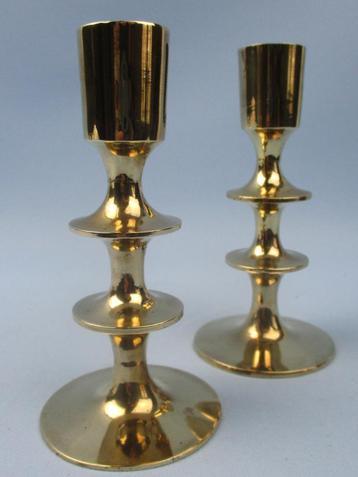 Twee messing design brutalistische kandelaars  beschikbaar voor biedingen