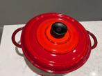 Prachtige Vintage Staub 24 cm kersenrood gevlamd, Huis en Inrichting, Keuken | Potten en Pannen, Gietijzer, Ophalen of Verzenden