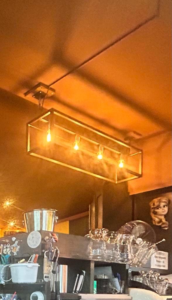 Stalen rekken met lampjes, voor boven een bar/keukeneiland, Huis en Inrichting, Lampen | Hanglampen, Ophalen