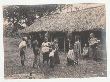 Blindemannetje spelen Nederlands-Indië oude foto beschikbaar voor biedingen