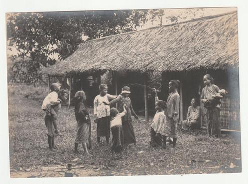 Blindemannetje spelen Nederlands-Indië oude foto, Verzamelen, Foto's en Prenten, Gebruikt, Foto, Buitenland, Voor 1940, Verzenden