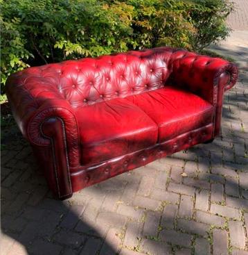 Bank Origineel Chesterfield Oxblood rood twee zit bank. beschikbaar voor biedingen