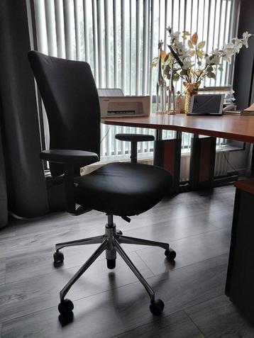 Stevig bureau + bureaustoel (per stuk) 2 stuks aanwezig. 