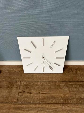 Witte karlson wandklok 33cm beschikbaar voor biedingen