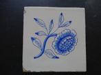 2 leuke oude tegels met bloemen, Antiek en Kunst, Ophalen of Verzenden