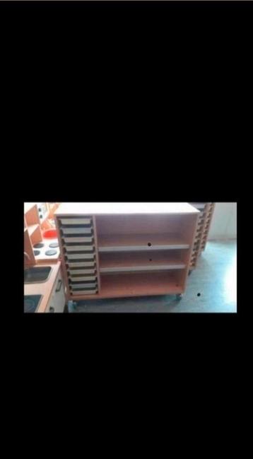KAST SCHOOLKAST MET UITSCHUIFLADEN beschikbaar voor biedingen