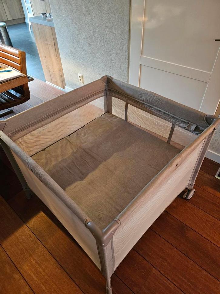 Inklapbare box 100x100 met baby inzet, Kinderen en Baby's, Boxen, Zo goed als nieuw, Vierkant, In hoogte verstelbaar, Boxkleed