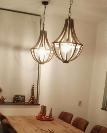 Twee houten hanglampen van Kwantum beschikbaar voor biedingen