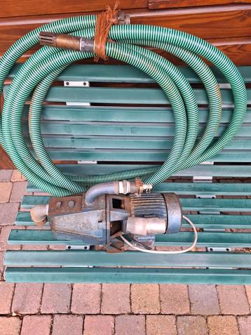 Waterbronpomp met slang en terugslagklep beschikbaar voor biedingen