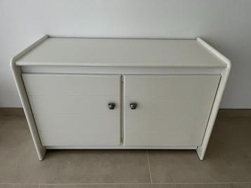 Kast wit beschikbaar voor biedingen
