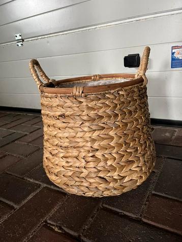 Mooie rieten bloempot! beschikbaar voor biedingen
