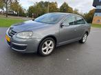 Volkswagen Jetta 1.6 FSI 2006 LAGE KM stand NAP, Auto's, Volkswagen, Voorwielaandrijving, Stof, Zwart, 4 cilinders
