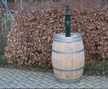 Regenton 225L met nostalgische zwengelpomp beschikbaar voor biedingen